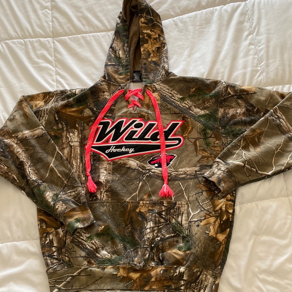 Like new camo and neon pink Signature Sports concepts hoodie